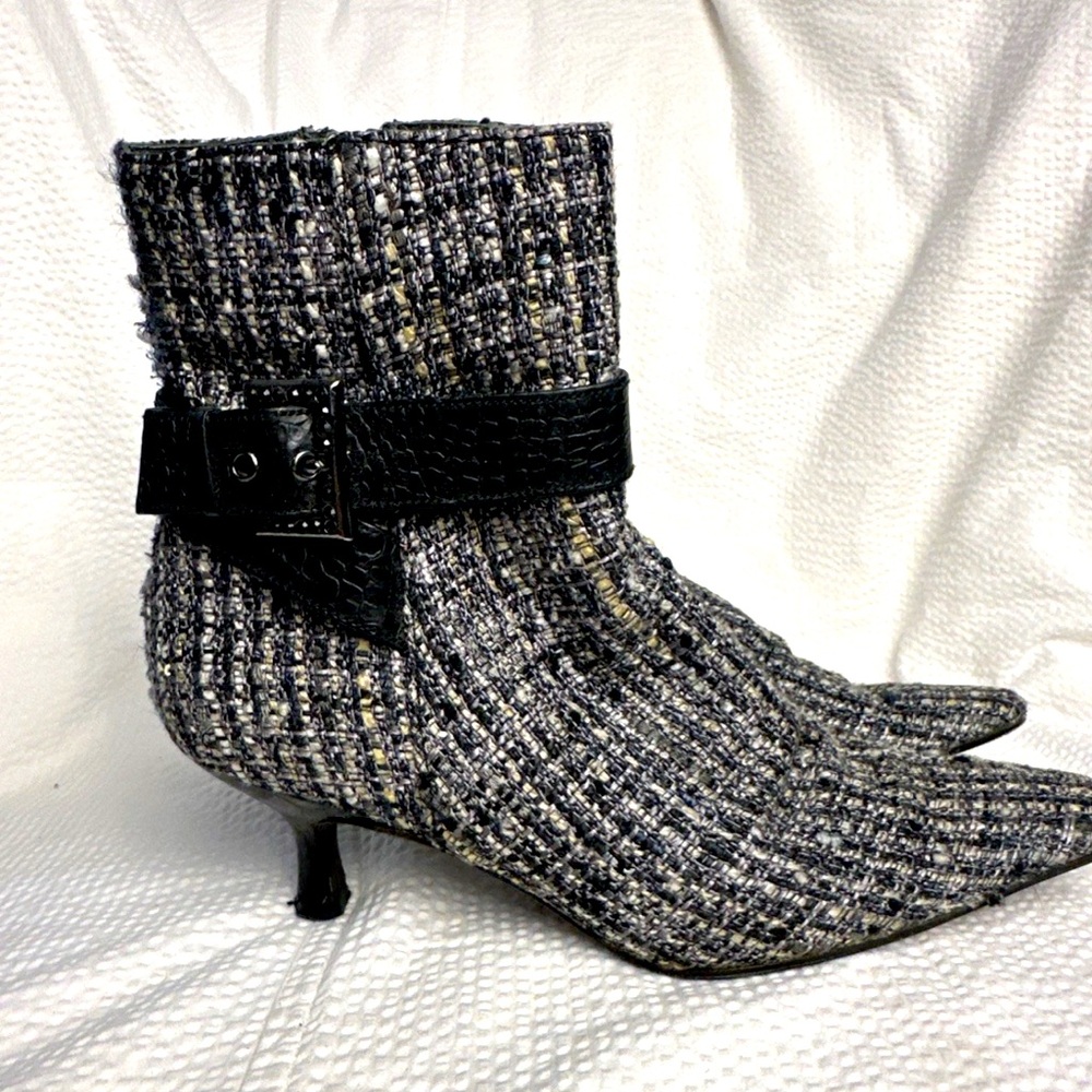 Stuart Weitzman ankle boot pointed toe black/multi 5.5